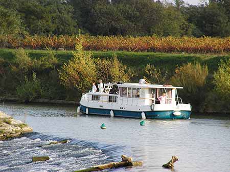 canal boat rental crossing river aude near ecluse de gailhousty
