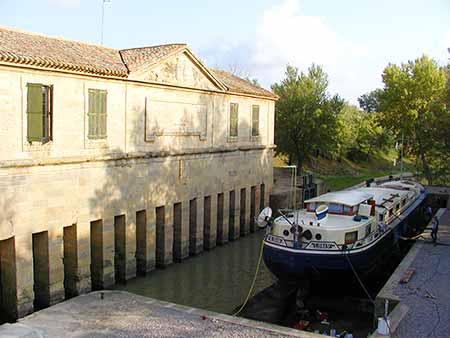 Ecluse de Gailhousty with dry dock, on canal de Jonction